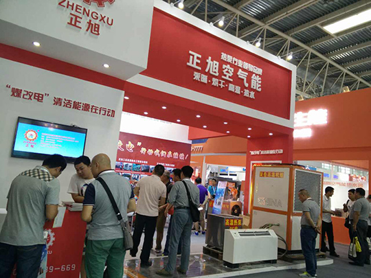 北京暖通展第二天，正旭空氣能展臺(tái)人氣依舊爆棚